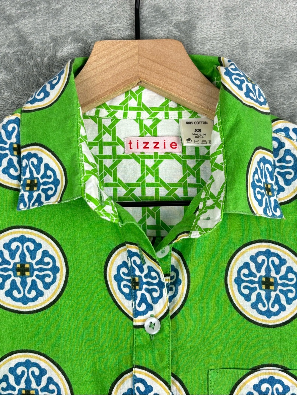Tizzie Dizzy Lizzie Shirt Womens XS Green Medallion Henley Popover Roll Tab - Picture 10 of 13